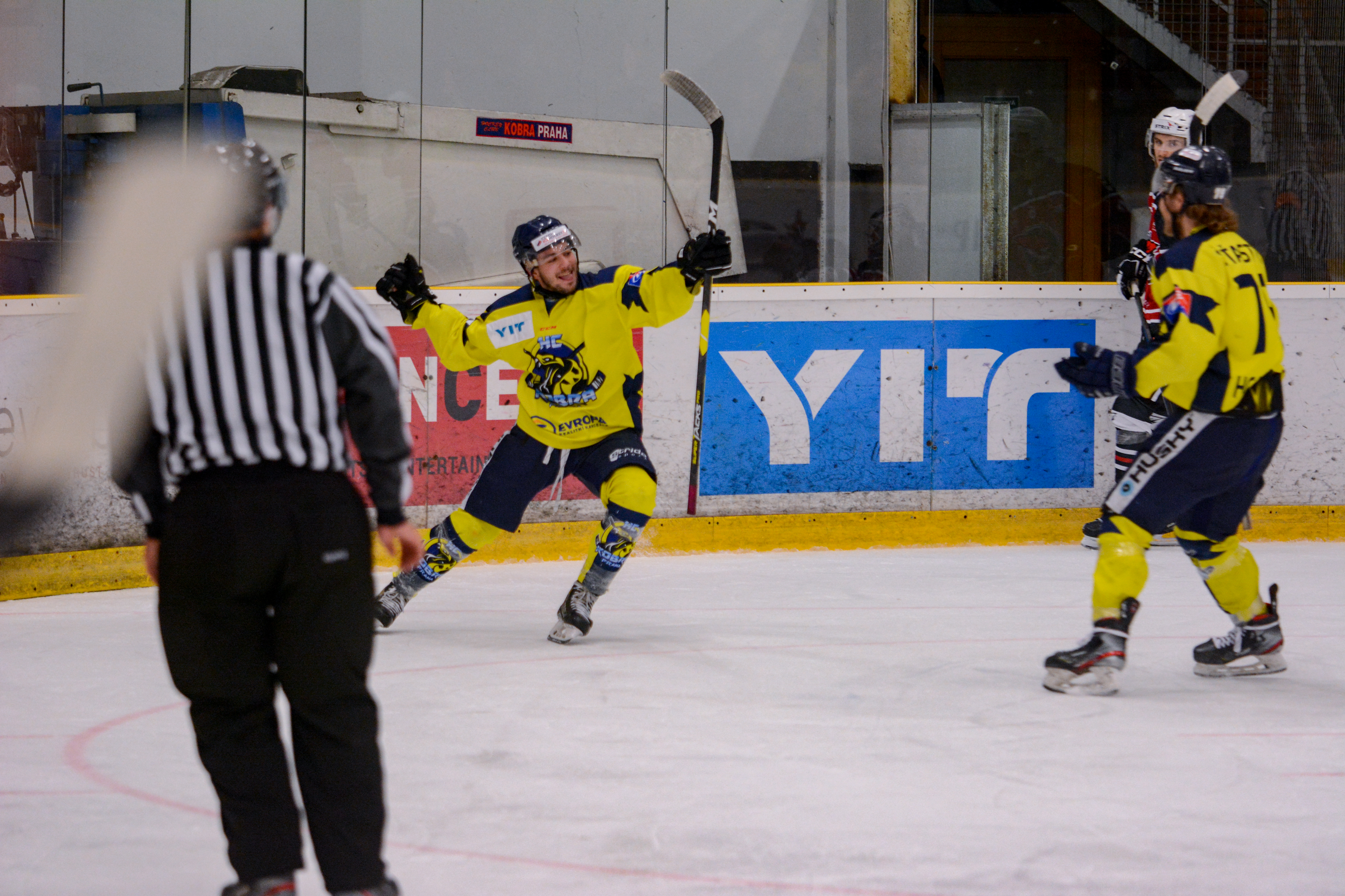 Jakub Jedlika se raduje z branky do st Chomutova. Foto: Alena Zapletalov