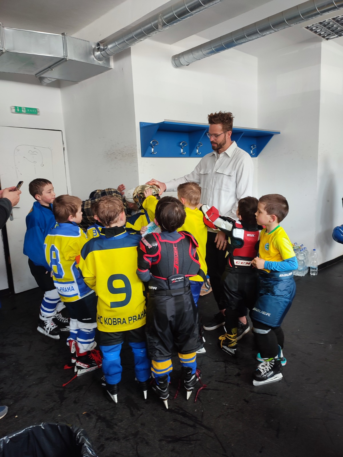 Dominik Furch ukzal naim benjamnkm zlatou helmu. Foto: HC Kobra Praha